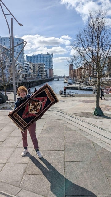 Image of a aperson holding up a carpet in Hamburg